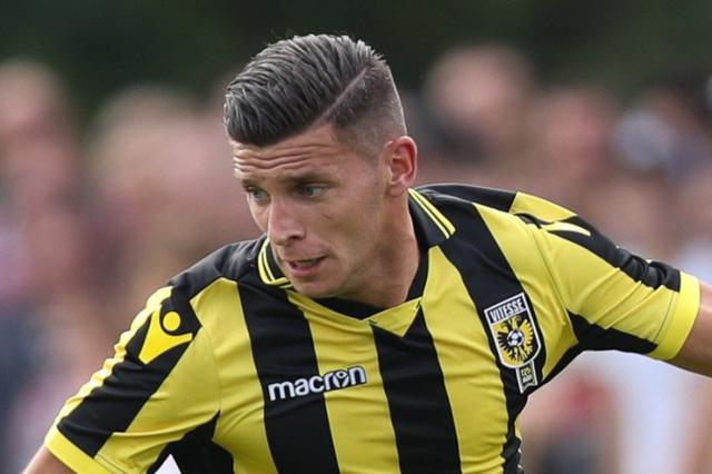 汪涵陪儿子参加马术比赛，嚼槟榔一脸享受，与老婆交替带娃引热议（汪涵现身儿子马术赛场，口嚼槟榔神态惬意，与妻子轮番带娃引发热议）